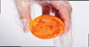 postupně, tj. po aplikaci první barvy otřete rukavice suchým ubrouskem a postup opakujte s dalšími barvami. Horké vajíčko poválejte.