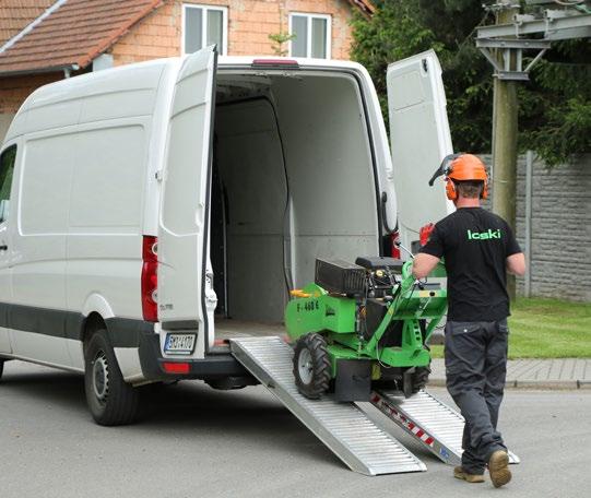Fréza je vybavena točnou, která výrazně usnadňuje práci při stranovém pohybu frézovacího kotouče. Šířka 780 mm umožňuje průjezd frézy i stísněným prostorem.