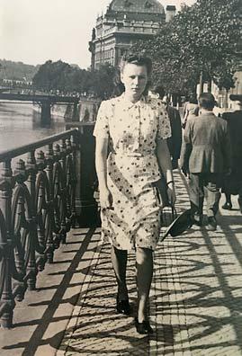 LANA NEPOUŠTÍ PEJSKAŘE na trávu a na stromě visí i vysvětlení, proč tomu tak je. Foto: Oskar Kuptík Praha 12 Na naši redakci se se svým problémem obrátil Jiří P.