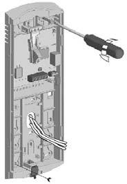 Pro upevnění na zeď vyvrtejte dvě díry o průměru 6 mm a připevněte šrouby 3,5 x 25 mm. Prostrčte kabely průchodným otvorem i připojte je ke konektoru dle schématu zapojení.