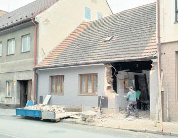Bohdana Šimáková, referentka ochrany zemědělského půdního fondu, veterinární péče, ochrana zvířat proti týrání Zajišťuje agendy: státní správa na úseku ochrany zemědělského půdního fondu, státní