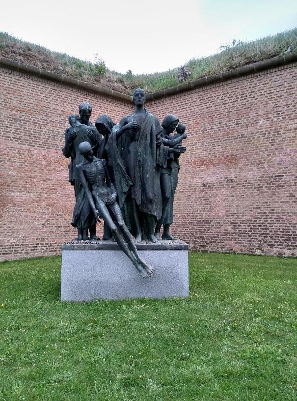 V době druhé světové války se stal Terezín policejní věznicí gestapa.