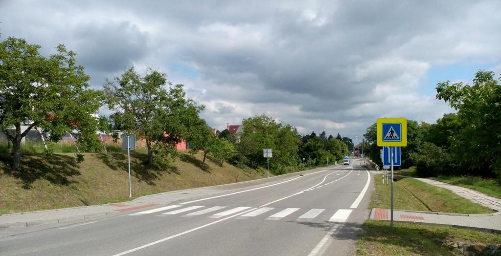 Obrázek 5 Přechod pro chodce přes silnici II/425, v pozadí odbočovací pruhy křižovatky s MK pro areál Za školou 3.