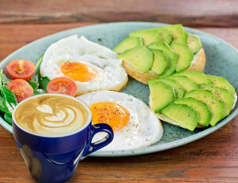 fried egg ANGLICKÁ SNÍDANĚ /ENGLISH BREAKFAST 7, 3, 1, 10 Sázená vejce + párky, míchaný salátek s medovohořčičnou zálivkou, mini bagel, smetanový sýr /Fried