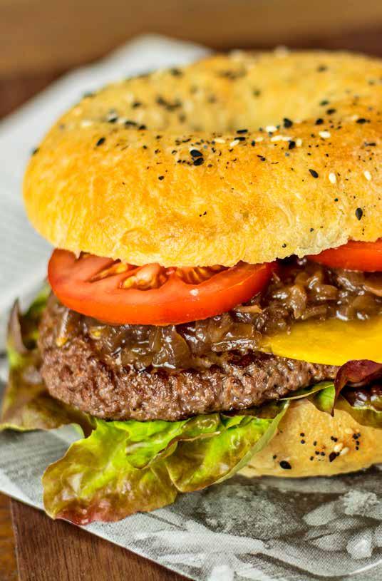 7, 1, 3 139,- Grilovaný hovězí burger, sýr čedar, marmeláda z červené cibule, francouzský