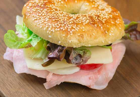lettuce, onion, garlic sauce, tomato chilli sauce GRILLED PORK 11, 10, 7, 1 Pečené trhané