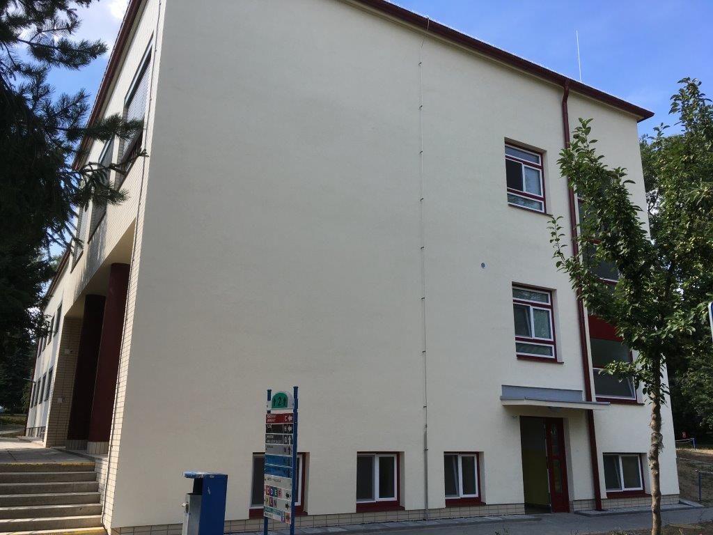 investiční příspěvek z rozpočtu JMK 7 038 000,00 Kč fond investic organizace 132 637,76 Kč Investiční akce řešila celkovou revitalizaci pavilonu plicní Nemocnice Kyjov.
