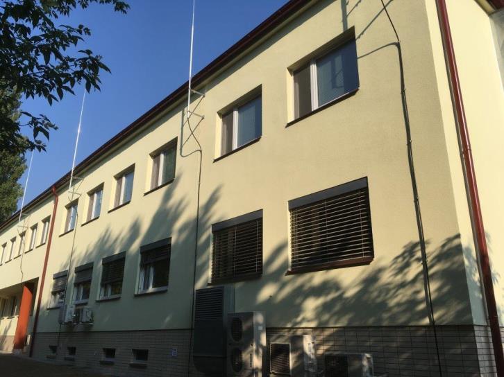 Předmětem projektu bylo kompletní zateplení obvodových stěn, zateplení dvouplášťové střechy a výměna většiny otvorových výplní a vstupních dveří.