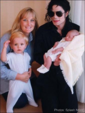 Obrázek 11 Matka třetího dítěte Prince II není známá. Michael Jackson navštívil i naši republiku. 7. 9. 1996 se konal koncert v Praze na Letné, kterým Michael zahajoval celé tehdejší turné.