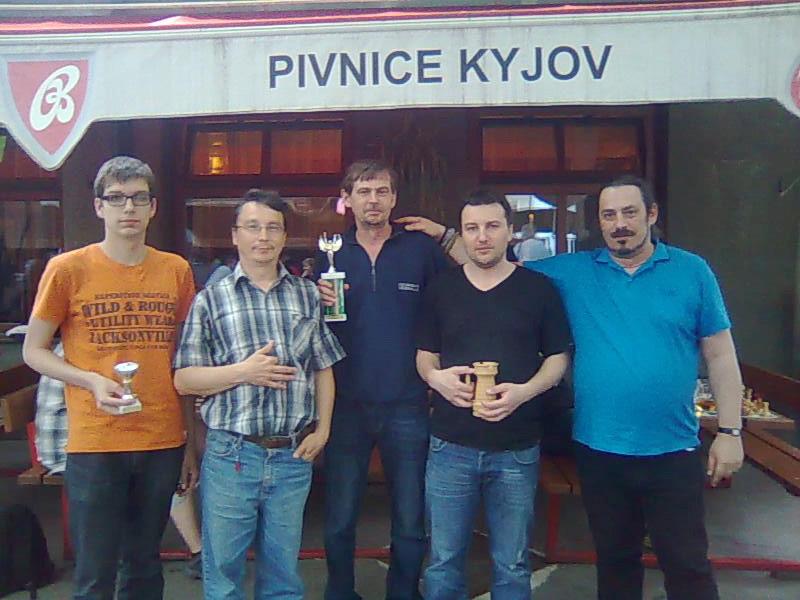 Vážení přátelé tahu, na dubnovém turnaji jsme přivítali 100.účastníka našich turnajů, kterým se o pověstný fous stal René Přibyl z Bystrce. Proč o fous?