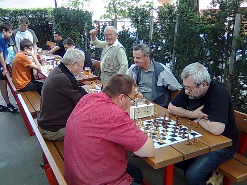 Fanoušek našich turnajů pan Bernatík projevuje nadšení nad předváděnou hrou Určitým překvapením byla prohra Ladě Šmída s panem Kašpárkem. V pátém kole hrál Petr s René Přibylem, přičemž černý vyhrál.