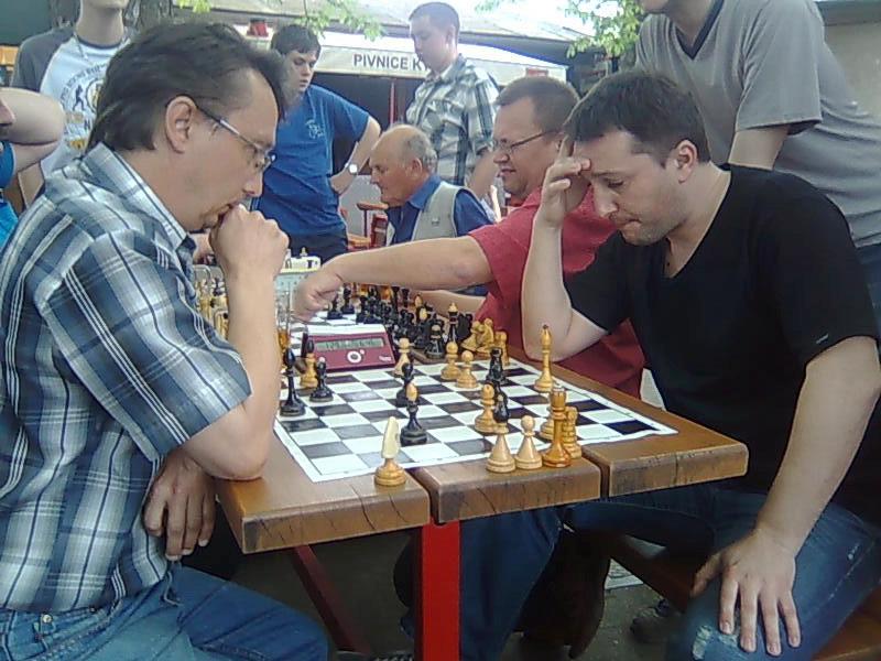 Partie, která určila medailové pozice turnaje Petr Trávníček 2. místo a Roman 3.místo 27.4.2013 ELO BELO Perfo + / - Body 1 Přibyl 2001-129 - 5 ½ 2 Petr Tr.