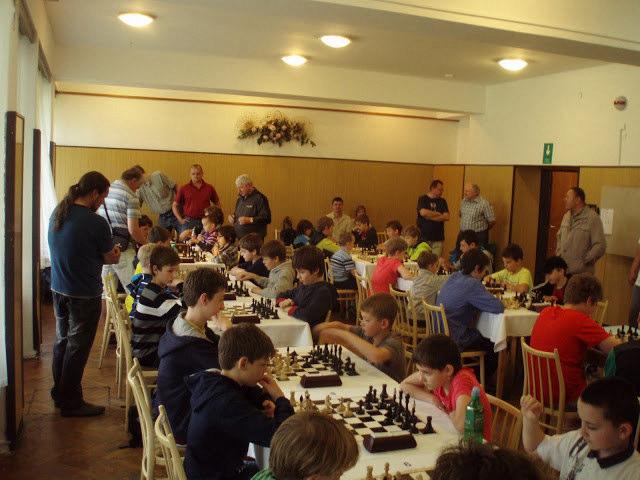 Vémola (5 b), nejlepší hráč do 12 let. V kategorii do 8 let byl nejlepší Vojtěch Rožnovják z Poštorné, celkově 19. s 3,5 b.
