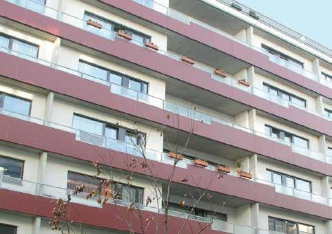 VÝPLNĚ BALKONŮ Vzdálenost upevnění a vzdálenost od kraje desky MAX COMPACT EXTERIOR DESKY ŠROUBOVANÉ, PRO- VEDENÍ ŠROUBU DLE POPISU NA STR. 63 Obr.