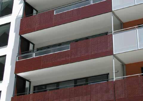 VÝPLNĚ BALKONŮ Vzdálenost upevnění a vzdálenost od kraje desky DĚROVANÉ DESKY MAX COMPACT EXTERIOR ŠROUBOVANÉ, PROVEDENÍ ŠROUBU DLE POPISU NA STR.