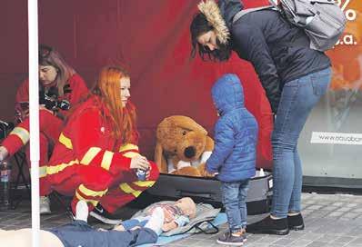 Ale zájemci se shlukovali i u jednotlivých stanovišť a vozidel Policie ČR, městské policie, hasičů i zdravotní záchranné služby.