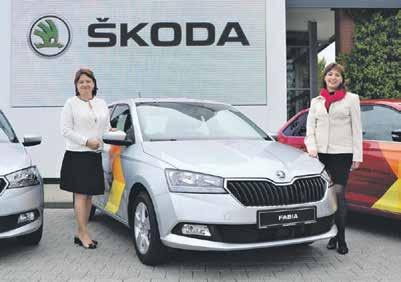 Kašpárková a ředitelka Pečovatelské služby města MB J. Volfová u vozu zapůjčeného od Škody Auto.