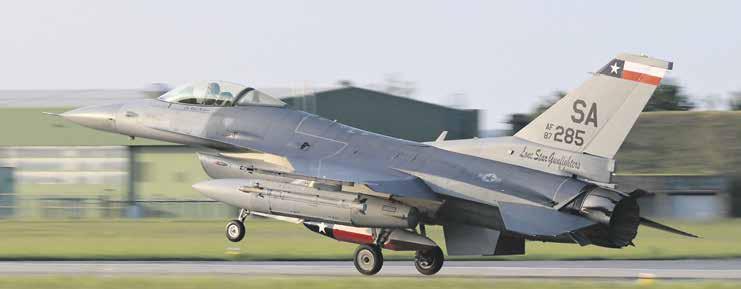 Americké a české stíhačky cvičí v Čáslavi Start americké F-16 je působivá podívaná Foto Miloš Růža, www.airfighters.