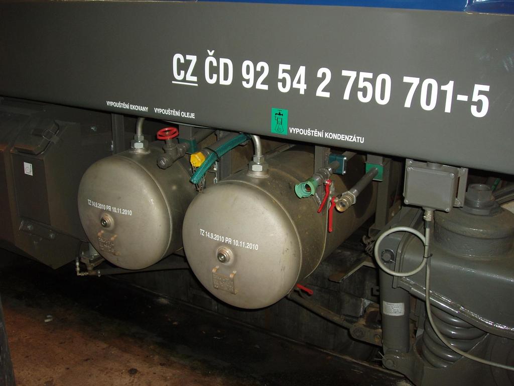 Vně lokomotivy Vzduch Vypouštění EKOvany Vypouštění oleje Plnění či vypouštění chladicí kapaliny