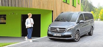 Se svými 186 centimetry výšky jsem už za stejně velkým řidičem měl před koleny jen třícentimetrovou rezervu a hlavou už jsem vytlačoval do střešního čalounění důlek. Kufr také není z největších.