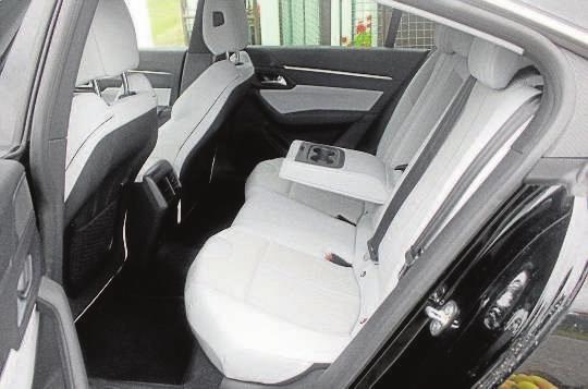 přeplňovaný čtyřválec 163 177 koní 4,5 4,7 litru; převodovka: šestistupňová manuální, osmistupňová automatická; vnější rozměry: 4750 x 1859 x 1403 mm; rozvor: 2793 mm; zavazadlový prostor: 487/1537