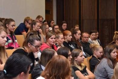 Jak už to při oslavách bývá, připravili jsme si za tím účelem slavnostní prostředí. V 1. patře, kde má odnož naše školní galerie Svět, jsme instalovali výstavu Tady nová republika.
