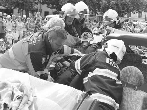Zvídaví zájemci mohli prozkoumat, jak to vypadá v sanitce, policejním či hasičském autě.