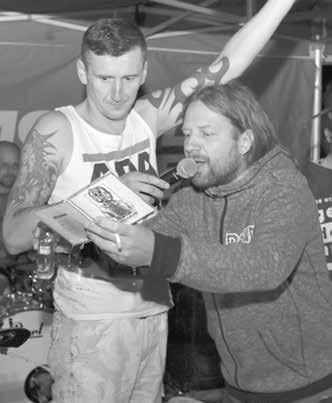 Jakmile kytarista kapely Bolest bude větší polil stříbrný kotouč slivovicí, zahodil ho Kmotr Slamák potřísnil do kolem protékají fošnu slivovici. FOTO: PAS řeky Moravy.