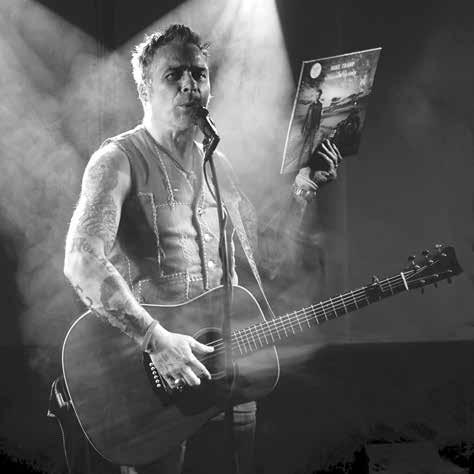 Tomáš Raudis, který album nazpíval rodným jazykem! Budu muset začít chodit do posilovny. Není to prdel uzpívat. Doufám, že to příznivci metalu ocení!