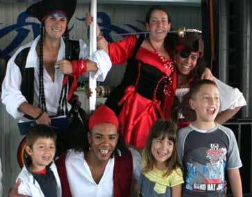 Plavba lodí Tattoo Sun and Fun Cruise Animační tým v rolích pirátů má připravený