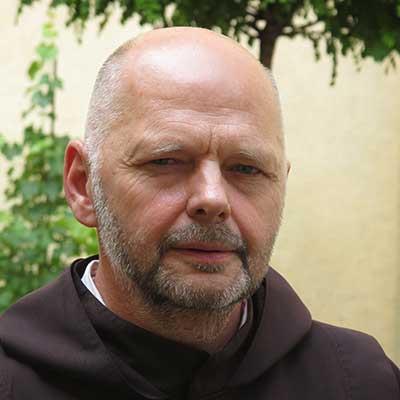 Tito pečovatelé z řad studentů, tedy dobrovolníků, se starají a pečují vlastně o cizí děti ve svém volném čase v době letních prázdnin a touto svou službou pomáhají manželům, kteří se manželských