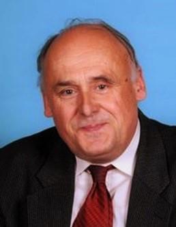 stříbro vztahů. Čerpejme četbou Písma, slavení svátků, liturgie, neděle. To je, co utváří naši identitu, kterou předáme další generaci. 3. Vztah k Bohu: Modli se.