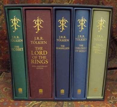 Obrázek 5, Tolkienovy nejznámější knihy https://www.tolkienbookshelf.com/pictures/0019 55_1.JPG?v=1534868005 Básně Tolkien psal také básně.