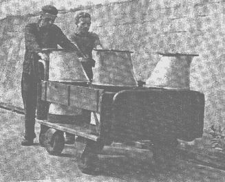 Obr. 12. Doprava nitroglycerinu v závodě Zařízením k přerušení detonace je olověná skříň (obr. 11), naplněná do 1/2 nebo do 2/3 vodou.