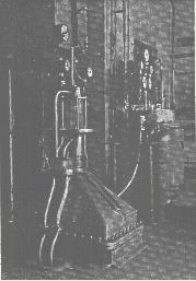 Schema instalace v výroby nitroglycerinu Schmidovou kontinuální methodou (podle Bostanzogla, 1939) znázorňuje obr. 28. Nitrátor a separátor je znázorněn na obr.