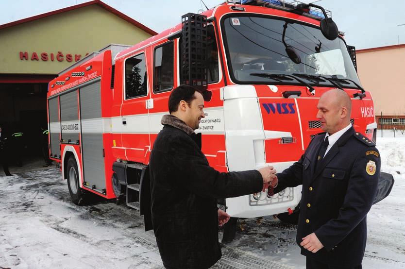 Dobrovolní hasiči v Životicích mají nové zásahové vozidlo rimátor města Daniel awlas symbolicky předává klíče od nového zásahového vozu veliteli SDH Mojmíru Stachurovi.