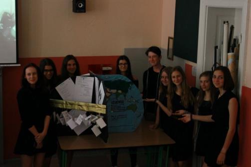 Mezipředmětový projekt 4. E k dějinám 20. stol. (D Čj Vv Hv) Mezipředmětové vztahy: D (Hou) Čj (Neč) Vv (Krh) - Hv.