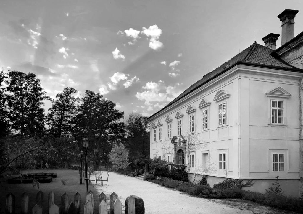 8 strana ZPRAVODAJSTVÍ Zámek změnil provozovatele a chystá se na novou turistickou sezónu Dokončení ze strany 1 uskutečnila? Co všechno bylo opraveno?