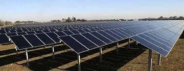 Solární energie Sluneční neboli solární energie pochází ze Slunce Solární panely (tvořené solárními články) najdeme na polích,