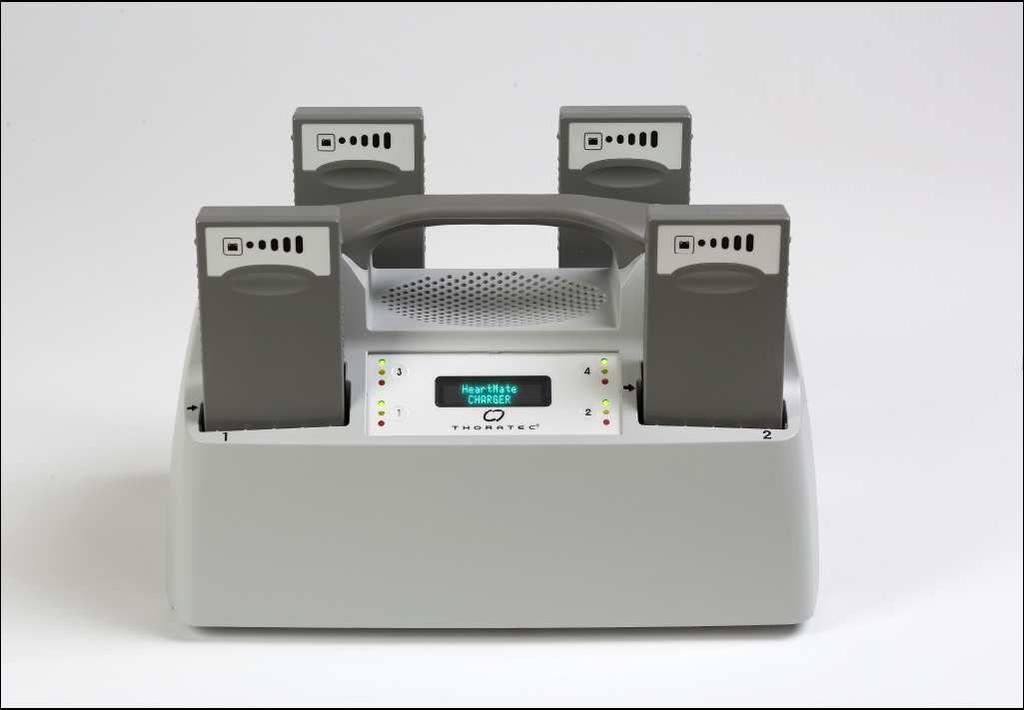 8 Univerzální nabíječka systému HeartMate II s vloženými bateriemi v kapsách Zdroj: http://www.