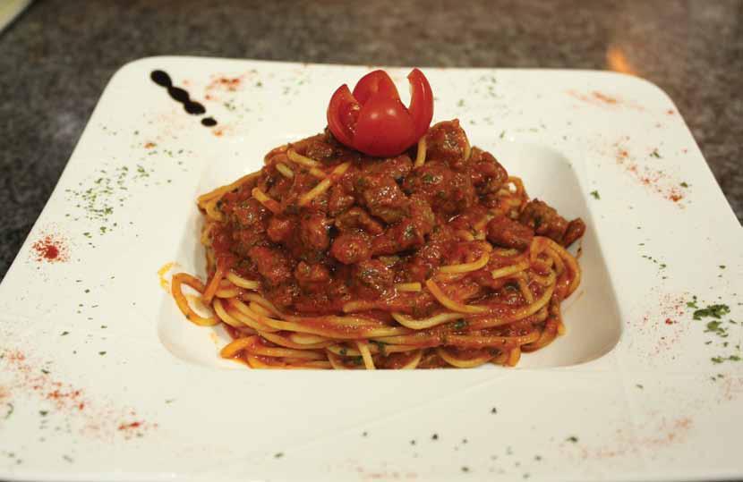 ŠPAGETI/SPAGHETTI 1. BOLOGNESE 50,00 kn mljeveno meso, rajčica umak minced meat, tomato sauce Hackfleisch, Tomatensauce carne tritata, pomodoro salsa 2.