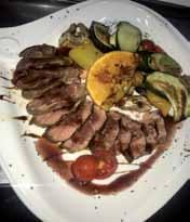 Steak in einer Soße von 4 Arten von Pfeffer - gebackene Kartoffeln Bistecca in salsa di 4 tipi di patate - patate al