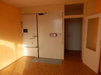 S t r á n k a 6 3. BJ 1+1 Aš, Tovární 1560 BJ 1+1 je umístěna v 1. NP zděného bytového domu. Dům je střední v řadě podobných činžovních domů z počátku 30 tých let min. století.