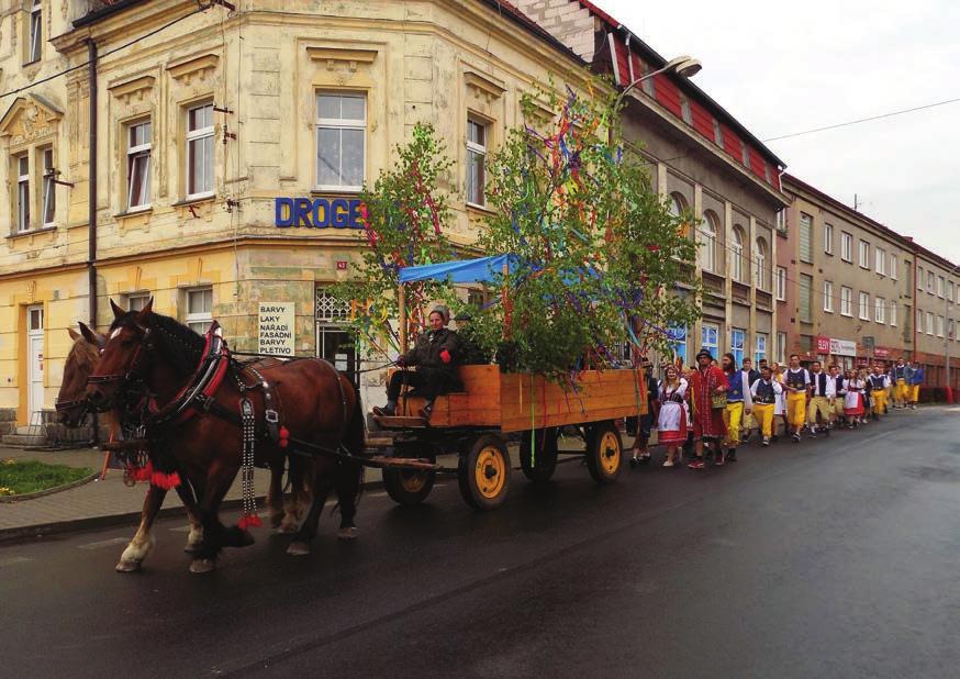 Staročeské máje Sobota 11. května 2019 patřila v našem městě mládí. Kryrští májovníci vyrazili dopoledne na svou pouť městem. Nutno podotknout, že v mizerném počasí: byla zima a občas i sprchlo.