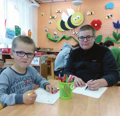Osmáci (tedy příští školní rok deváťáci odsud název akce ) připravili spolu s učiteli lákavý program plný pohádkových postav, které pomohly dětem z mateřinky odbourat bariéru z neznámého prostředí.