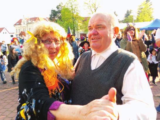 místní konšely v čele s panem starostou. To byl ale docela problém běžně si starosta Miroslav Brda a ostatní zaskotačili v rytmu valčíku nebo polky.