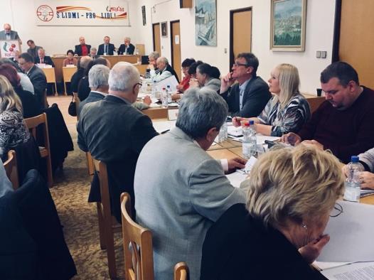 na kandidáta do Senátu za obvod 59 Brno město. To samozřejmě vyvolalo další diskusi o vměšování vedení strany do nominací jak dnes, tak v minulosti. Před obědem vystoupil s.