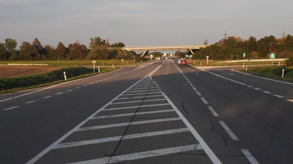 Křižovatka (I/55 a II/425) u MÚK D2 x I/55 opatření se připravuje Křižovatka (I/55 a II/425) u MÚK D2 x I/55 2016 instalace přechodného DZ (směrovací desky Z4) na hlavní komunikaci (optické zúžení