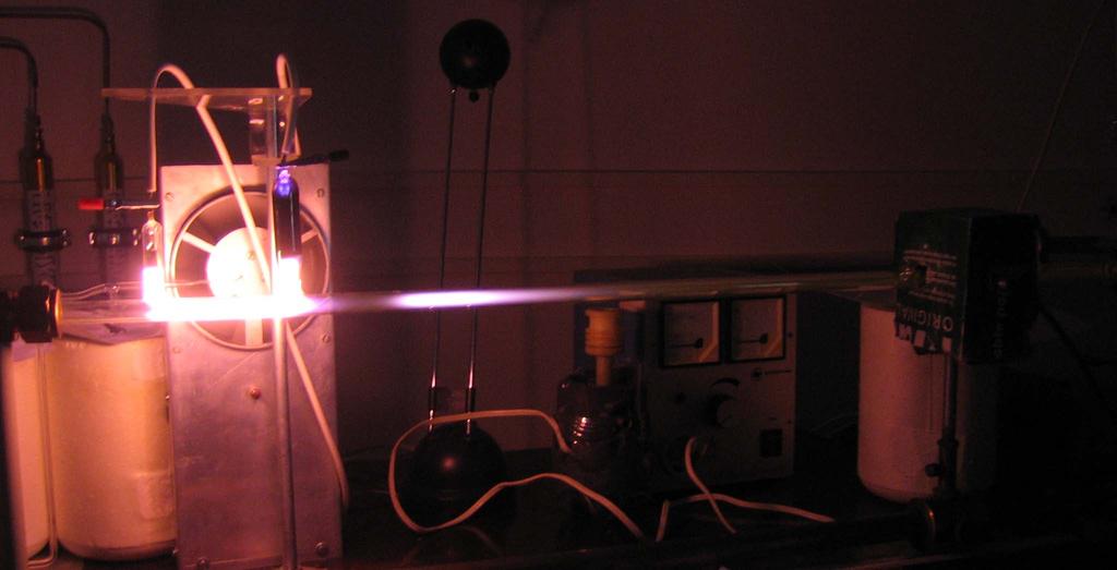 3 VÝSLEDKY Získané výsledky jsou dvojího typu. První částí jsou čistě experimentální výsledky, kde je sledován převážně jev pink-afterglow dusíkového plazmatu při různých podmínkách dohasínání.
