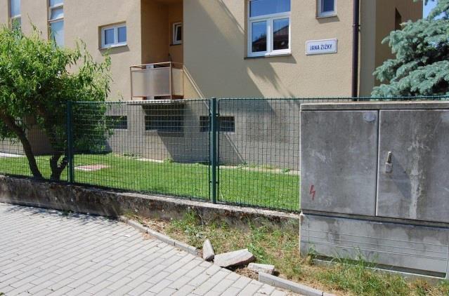 2/5/18/ŠT uvolněné obrubníky před domem č.p. 708 ul. Jana Žižky obrubníky byly poškozeny v lednu při zimní údržbě podnět SMM.